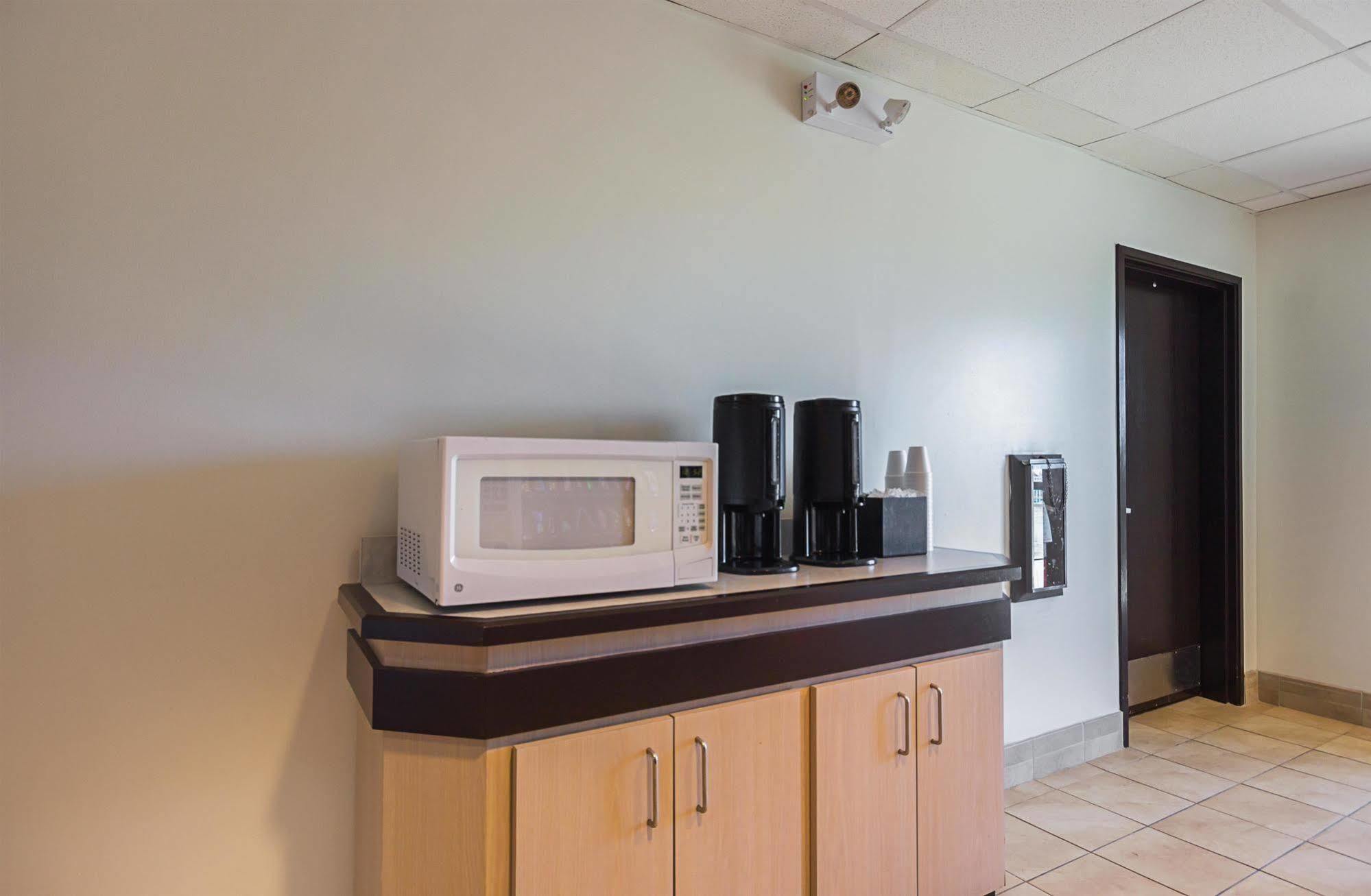 Motel 6-Whitby, On - Toronto East ภายนอก รูปภาพ