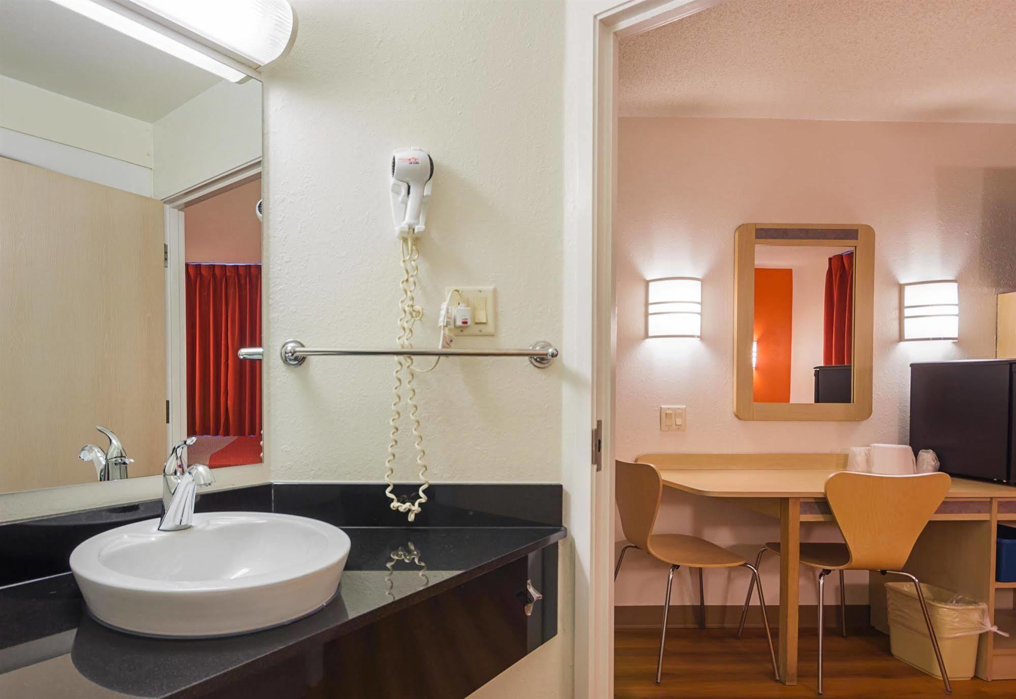Motel 6-Whitby, On - Toronto East ภายนอก รูปภาพ