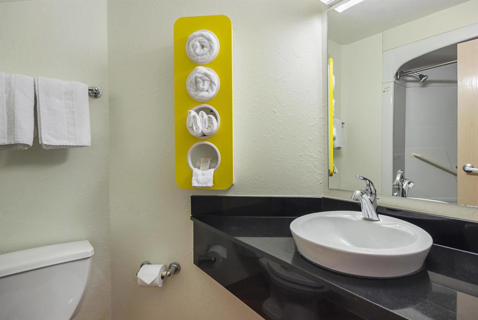 Motel 6-Whitby, On - Toronto East ภายนอก รูปภาพ