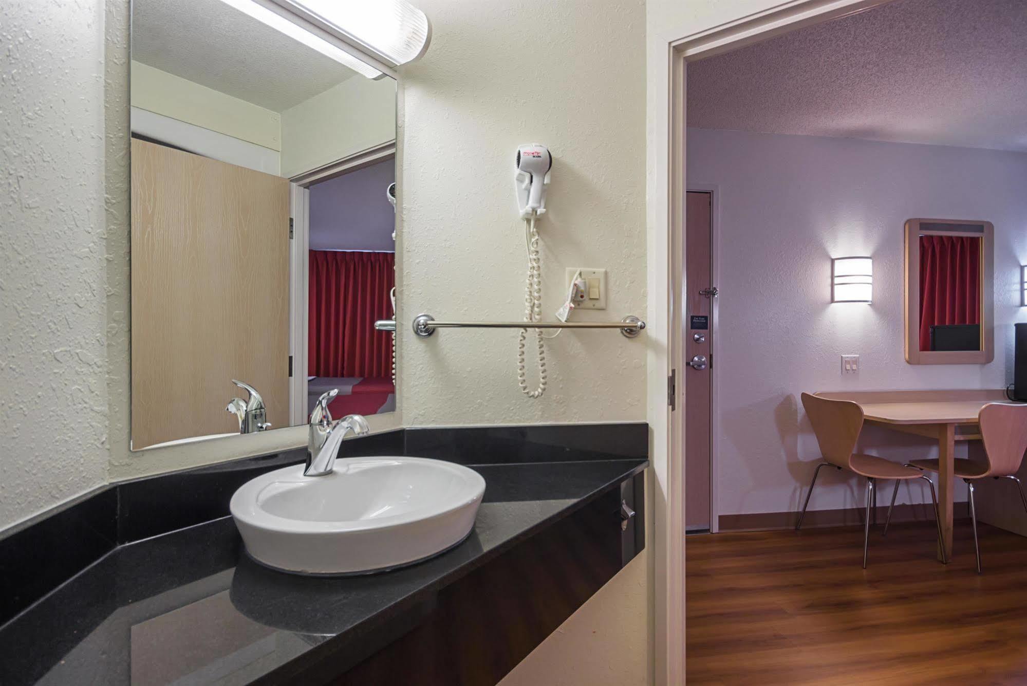 Motel 6-Whitby, On - Toronto East ภายนอก รูปภาพ