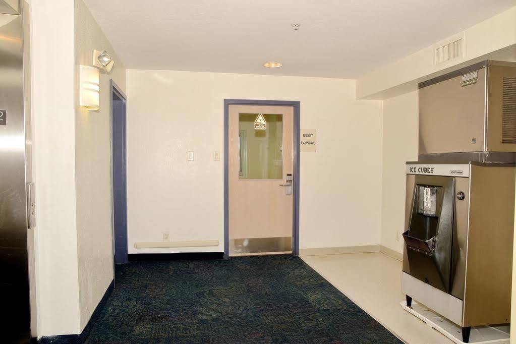 Motel 6-Whitby, On - Toronto East ภายนอก รูปภาพ
