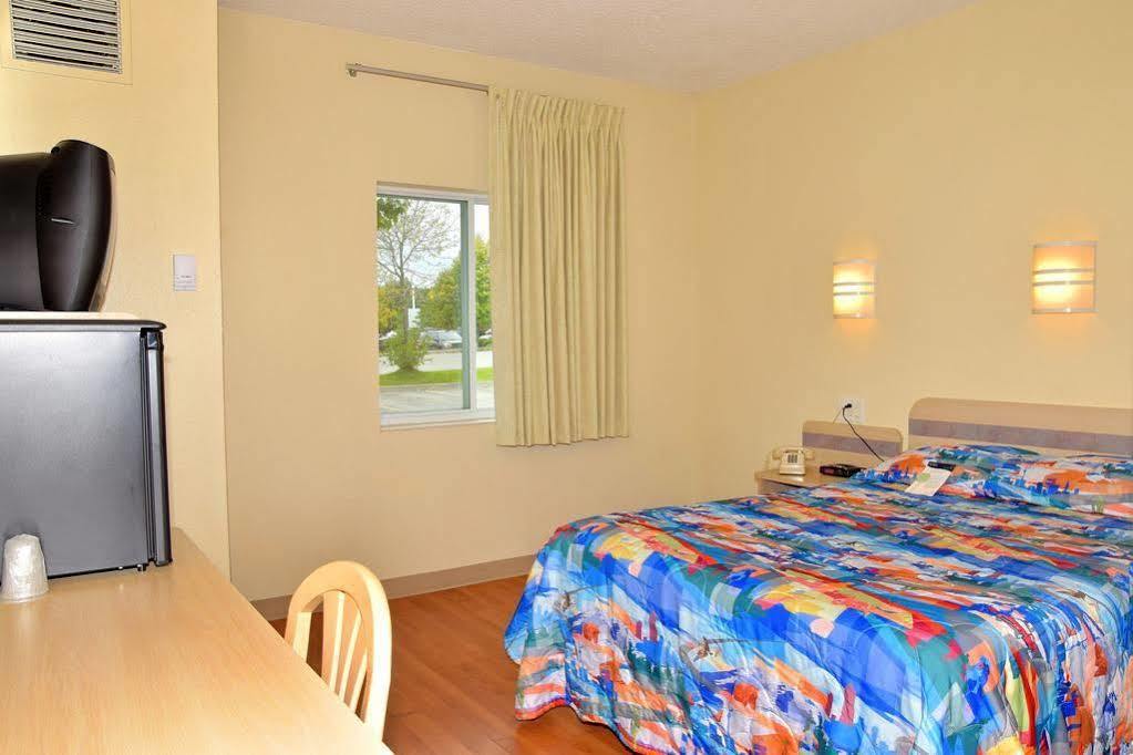 Motel 6-Whitby, On - Toronto East ภายนอก รูปภาพ